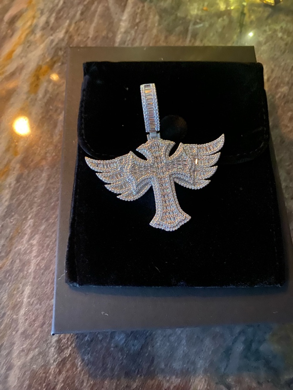 ICED PENDANT WINGED CROSS
YELLOW GOLD GP BAGUETTE
STONES PAVE
NEW !!!